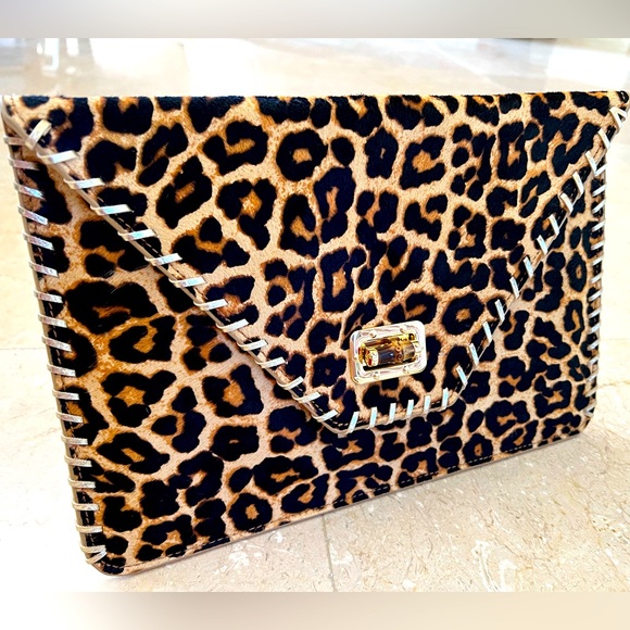 Lilly Pulitzer Handbags - NWOT Lilly Pulitzer Celina Leopard Print Haircalf and Gold Leather Clutch